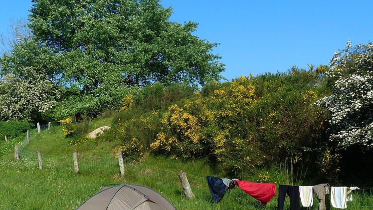 Feierabend: In der Abendsonne haben die Radler ihr Zelt auf einem sogenannten Naturlagerplatz aufgeschlagen. Dort darf man kostenlos campen.