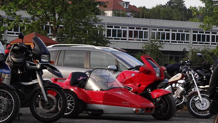 Nicht nur für die Seele, sondern auch für das Auge bietet der Motorradgottesdienst etwas. Verschiedene Liebhaberstücke findet der Besucher in den Reihen der Zweiräder. Foto: Johanna Eckert