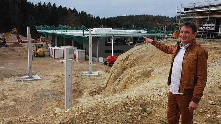 Elmar Singer begutachtet die Baustelle.