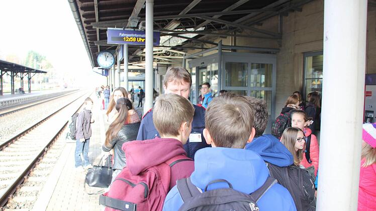 Mitarbeiter von DB-Sicherheit wiesen die Schüler auf die Möglichkeit hin, mit Ersatzbussen zu fahren. Foto: Friedwald Schedel