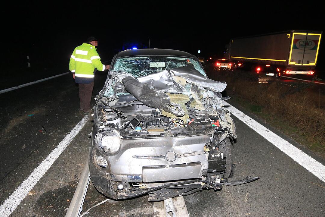 Lkw durchbricht Mittelschutzplanke auf A73