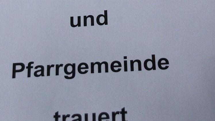 In der Kirche können sich Trauernde in ein Buch eintragen, ihre Gedanken dort zum Ausdruck bringen.