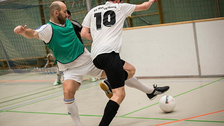 Der Mainleuser Spielertrainer Holger Dittwar (links) stoppt Motschenbachs Jonas Ausschill.