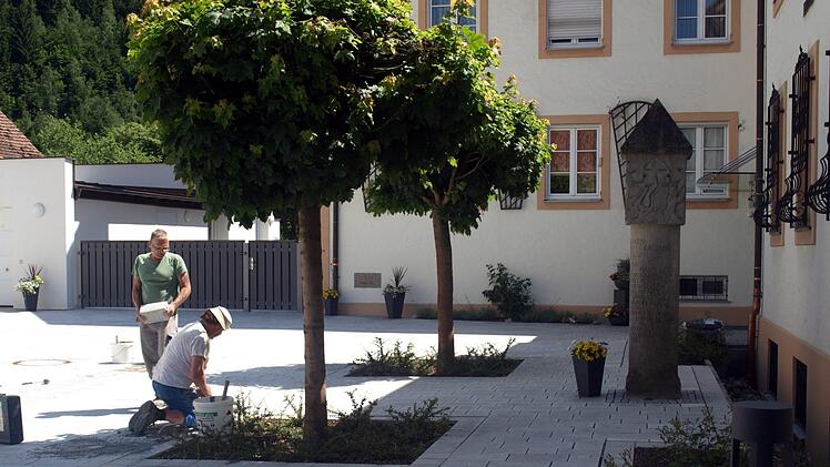 Handwerker der Fa. Beierkuhnlein beim Erledigen der letzten Arbeiten Foto: Susanne Deuerling