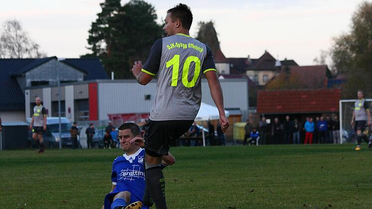 Die beiden Spielertrainer im direkten Duell: Jörg Rösch vom SV Pretzfeld (links) und Daniel Baumgärtner von der SpVgg Effeltich. Foto: Stefan Stark