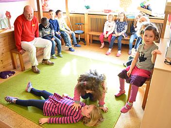Vickys Freundin liegt am Boden und Vicky bringt sie in die stabile Seitenlage.  Rechts hinten Gunter Krieger vom ASBPetra Malbrich