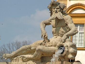 Klassische Skulptur: Neptunbrunnen in Seehof Foto: Ronald Rinklef