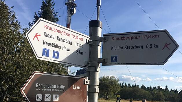 Wo geht es lang? Ganz vorne landete die Kreuzbergtour nicht bei der Wahl zu Deutschlands sch&ouml;nstem Wanderweg. Aber immerhin Platz f&uuml;nf ist es am Ende f&uuml;r die besondere Extratour doch geworden. Foto: Thomas Pfeuffer