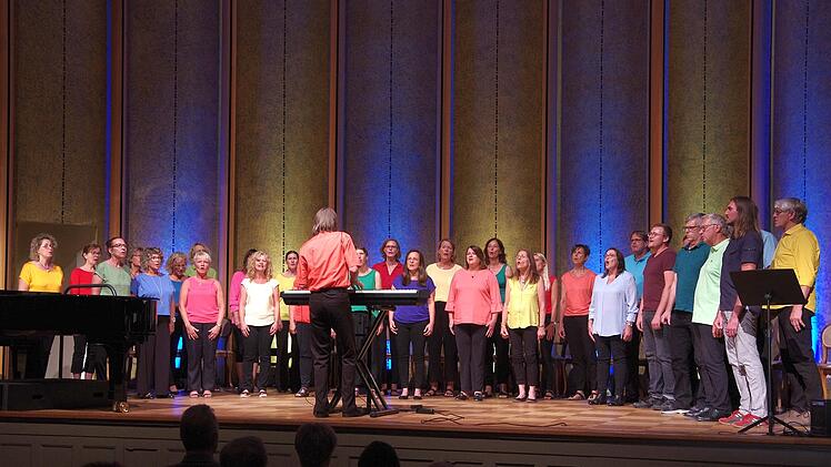 Den Schlusspunkt setzten die mehr als 30 Sängerinnen und Sänger vom Chor In-Takt mit ihrem modernen Chorgesang unter der dynamischen Leitung von Stefan Ammersbach.