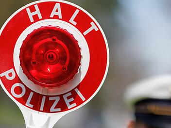 Ungewöhnliche Verkehrskontrolle an A6 bei Ansbach: Fahrzeuggespann hoffnungslos überladen