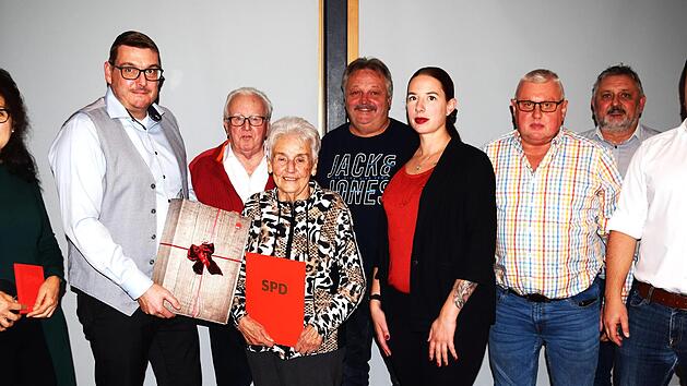 Die Gl&uuml;ckw&uuml;nsche aller galten Inge Biesenecker Vierte v. l.), die anl&auml;sslich des Herbstfestes auf ihr 40-j&auml;hrige Parteizugeh&ouml;rigkeit blicken konnte.