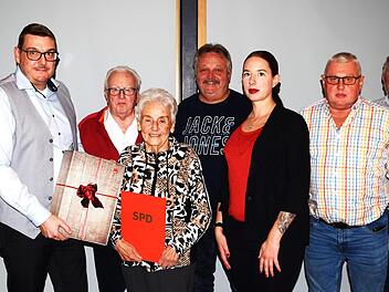 Die Glückwünsche aller galten Inge Biesenecker Vierte v. l.), die anlässlich des Herbstfestes auf ihr 40-jährige Parteizugehörigkeit blicken konnte.