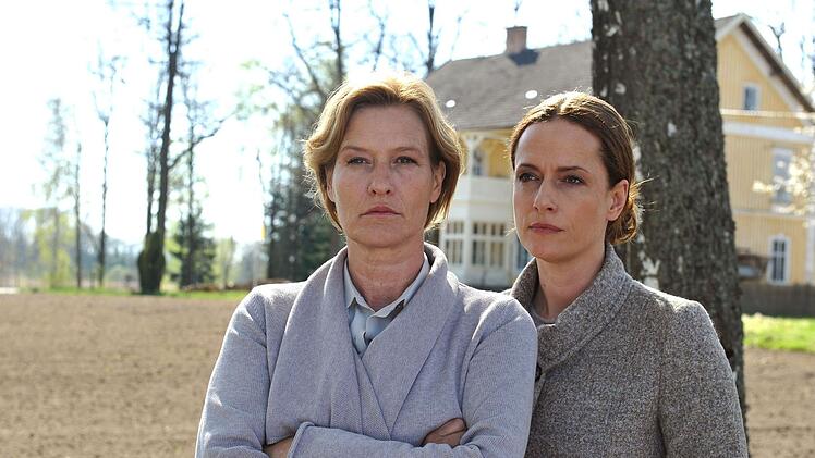 Inspektorin Vivi Sundberg (Claudia Michelsen, rechts) und Richterin Brigitta Roslin (Suzanne von Borsody) verfolgen unterschiedliche Spuren.
