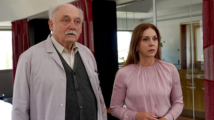 Der Kellermeister Kofler (Karl Fischer) hat viel Einfluss und ist als strenger Traditionalist bekannt. Dass er unter Mordverdacht ger&auml;t, schockiert nicht nur ihn, sondern auch seine Gesch&auml;ftsf&uuml;hrerin Lucia Muratori (Ulrike C. Tscharre).