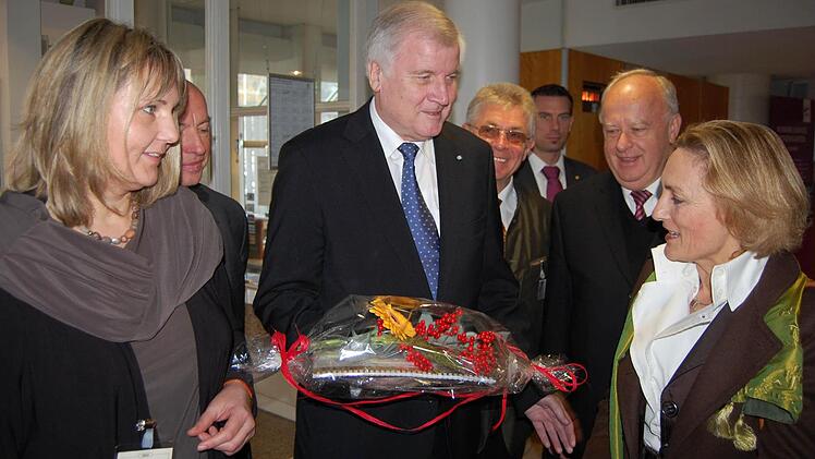Christa Minier, Vorsitzende der Coburger Altstadtfreunde, überrreichte dem Ministerpräsidenten einen "Abriss-Kalnder" und bat um Hilfe beim Kapmpf um den Erhalt denkmalgeschützter Häuser.