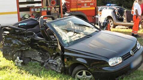 Total demoliert wurde das Fahrzeug des 18-Jährigen, der aus noch nicht geklärter Ursache auf die Gegenfahrbahn kam und ungebremst in den Gegenverkehr fuhr.