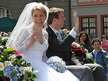 Die Prinzenhochzeit lockte im Mai 2009 tausende Schaulustige an. Nach der Trauung in der Morizkirche fuhren Hubertus und Kelly mit der Kutsche durch die Coburger Innenstadt. Foto: CT-Archiv/Albert Höchstädter