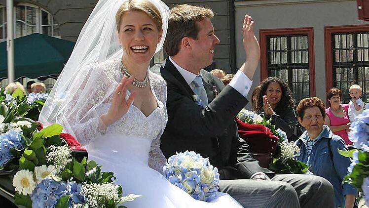 Die Prinzenhochzeit lockte im Mai 2009 tausende Schaulustige an. Nach der Trauung in der Morizkirche fuhren Hubertus und Kelly mit der Kutsche durch die Coburger Innenstadt. Foto: CT-Archiv/Albert H&ouml;chst&auml;dter