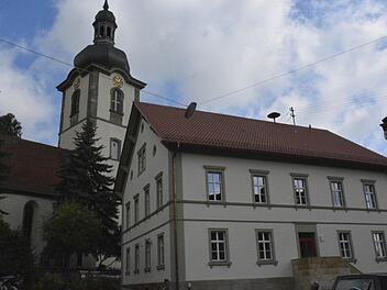Das alte Schulhaus vor der Kirche in Rügheim ist zu einem Schmuckkästchen geworden.  Fotos: Gerhard Schmidt
