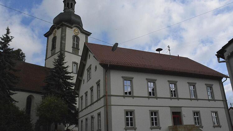 Das alte Schulhaus vor der Kirche in Rügheim ist zu einem Schmuckkästchen geworden.  Fotos: Gerhard Schmidt