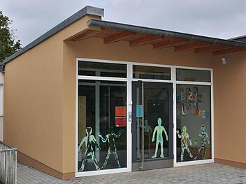 Jungen und Mädchen aus Steinsfeld und Dampfach sollen per Kleinbus zur Kindertagesstätte in Wonfurt (im Bild der neue Krippeneingang) gebracht werden.  Foto: Ulrike Langer/Archiv