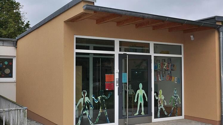 Jungen und Mädchen aus Steinsfeld und Dampfach sollen per Kleinbus zur Kindertagesstätte in Wonfurt (im Bild der neue Krippeneingang) gebracht werden.  Foto: Ulrike Langer/Archiv