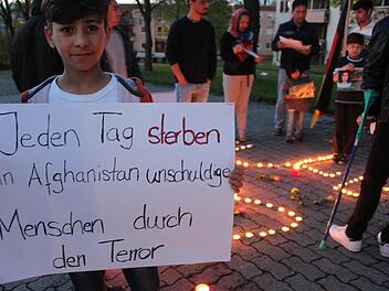 Milat Nuri, der vor knapp einem Jahr von einem Sprengsatz verletzt wurde, hält bei der Trauerfeier ein Plakat.  Foto: Markus Häggberg