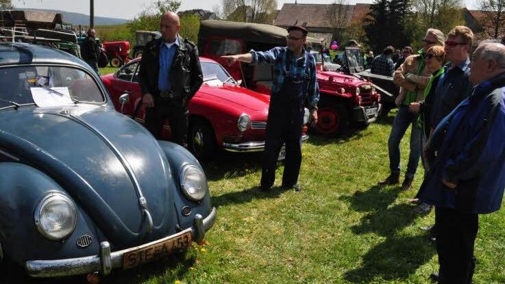 Manfred Künzel aus Lahm zeigt seinen Scheunenfund, einen VW-Käfer mit dem Original STE-Kennzeichen für Staffelstein.