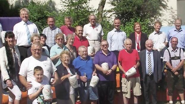 Erst wurde gewandert, dann gab es Preise: im Bild die Vertreter der Gruppen mit den meisten Teilnehmern an den IVV-Wandertagen in K&uuml;ps. Foto: Dieter Wolf