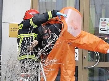 Verstörendes Bild vom 11. Januar: Ein Feuerwehrmann schält sich mit Hilfe eines Kollegen aus einem Schutzanzug. Die Feuerwehr musste unter diesen Sicherheitsvorkehrungen im Coburger Justizgebäude den Umschlag bergen, der weißes Pulver enthielt.  Foto: Simone Bastian/CT-Archiv