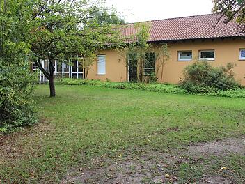 Auf dieser Freifläche vor der Kita könnte ein Anbau schnell erstellt werden, meint Bürgermeister Himpel.Evi Seeger