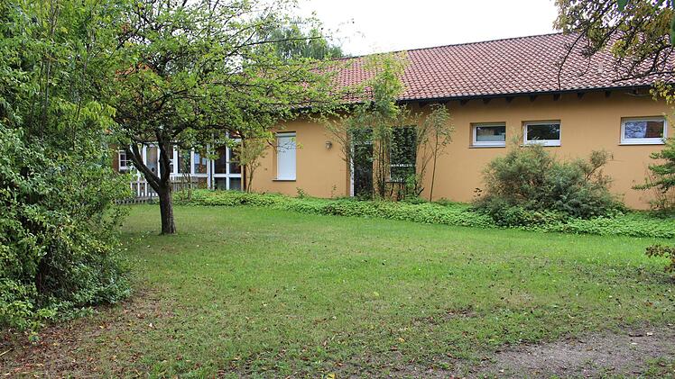 Auf dieser Freifläche vor der Kita könnte ein Anbau schnell erstellt werden, meint Bürgermeister Himpel.Evi Seeger