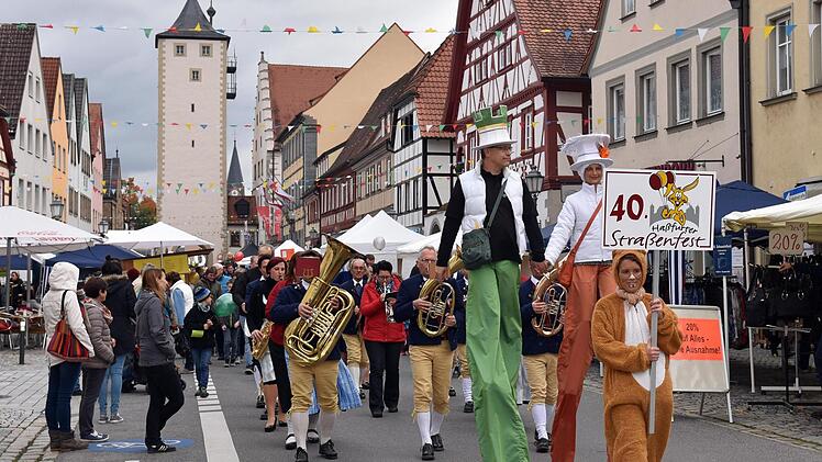 Mit zwei Festzügen vom Oberen und vom Unteren Turm begann gestern das 40. Haßfurter Straßenfest. Foto: Ulrike Langer