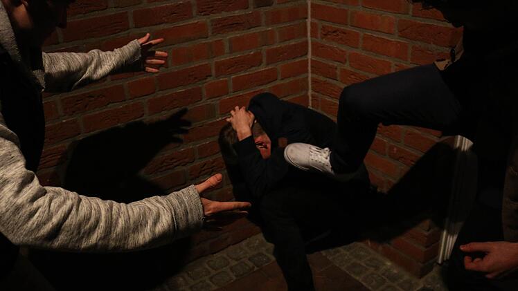 Bei einem Streit zwischen zwei Jugendgruppen ist am Freitagabend in Lichtenfels ein junger Mann verletzt worden. Vier Männer traten auf ihn ein, als er am Boden lag. Symbolfoto: Christopher Schulz