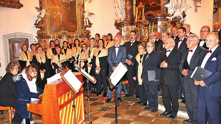 Beim Weihnachtskonzert in der Klosterkirche konnten sowohl der Frauen- als  auch der Männerchor begeistern. Links Dirigentin Annemarie Kreuzer und am  Klavier Miriam Leskien. Foto: Dieter Britz