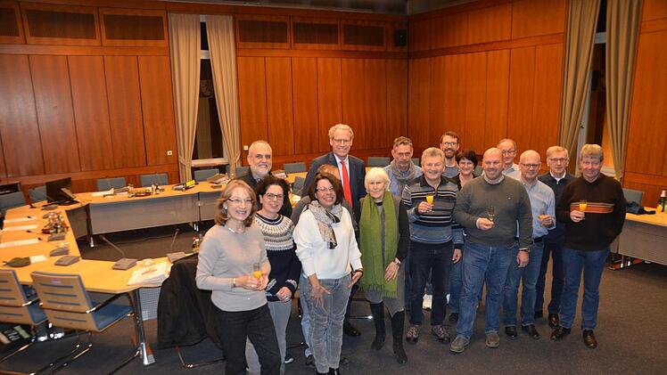 Das letzte offizielle Bild: Hauptausschuss  und Verwaltung am Mittwochabend vor der Abschlusssitzung.