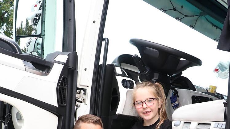 Patrick Geißler mit seiner Tochter Lara (6). Er baute seinen beiden Töchtern Klein-Lkws, aber putzen muss der Nachwuchs diese selbst.