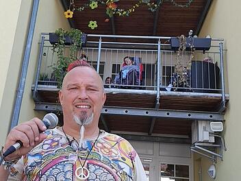 Michael Braun löste  mit Elvis- und Frank Sinatra-Songs Begeisterung bei den Bewohnern des ASB-Wohnheimes aus. Foto: Ekkehard Roepert