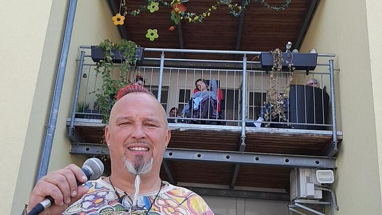 Michael Braun löste  mit Elvis- und Frank Sinatra-Songs Begeisterung bei den Bewohnern des ASB-Wohnheimes aus. Foto: Ekkehard Roepert