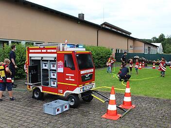 In 900 freiwilligen Arbeitsstunden haben die Oberthulbaer Feuerwehrleute ein eigenes Auto für die Übungen der Kinderfeuerwehr gebaut.