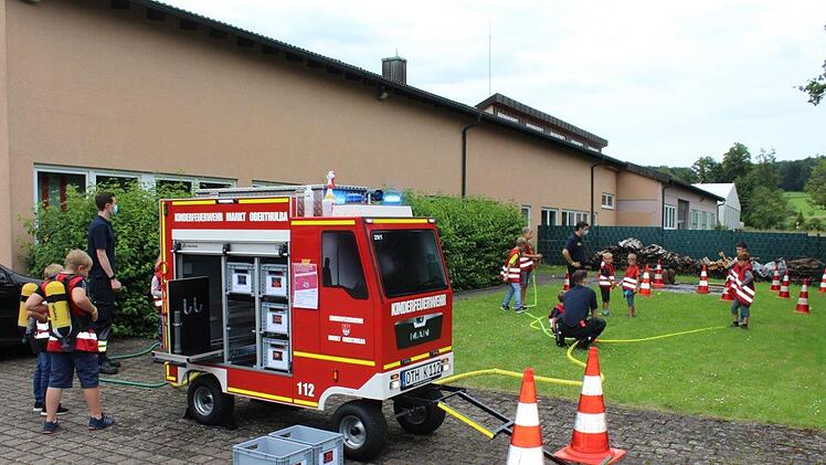 In 900 freiwilligen Arbeitsstunden haben die Oberthulbaer Feuerwehrleute ein eigenes Auto für die Übungen der Kinderfeuerwehr gebaut.