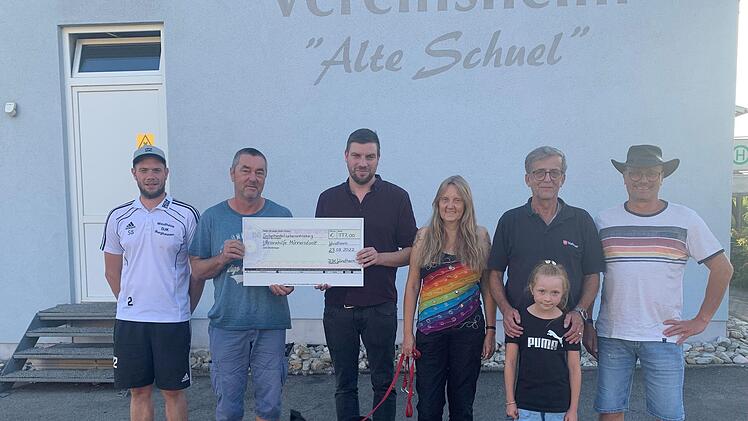 77 Euro übergaben Sebastian Beck (links) und Cedric Seliger (3.v.l) an den Initiator der Ukrainehilfe Münnerstadt Reinhold  Heppt (2.v.l). Darüber freuten sich auch die Ukrainehelfer Tamara Maisch (4.v.l), Udo Mally mit Rosa und Marco Seller. Foto...