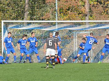 Auch alle Mann auf der eigenen Torlinie können beim VfR Sulzthal das Freistoß-Gegentor gegen den FC Strahlungen nicht verhindern. Freuen konnte sich die Heimelf aber dennoch, denn mit 3:2 sprang der erste Saisonsieg heraus. Foto: ssp