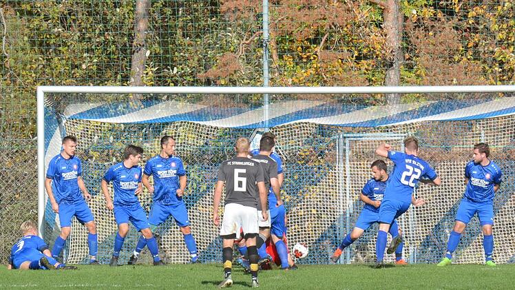 Auch alle Mann auf der eigenen Torlinie können beim VfR Sulzthal das Freistoß-Gegentor gegen den FC Strahlungen nicht verhindern. Freuen konnte sich die Heimelf aber dennoch, denn mit 3:2 sprang der erste Saisonsieg heraus. Foto: ssp