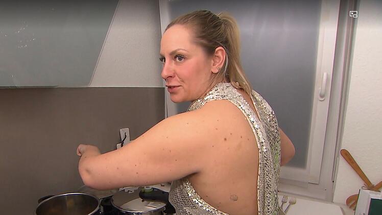 Glitzer-Outfit für ihren "Dinner"-Abend: Boutique-Besitzerin Jenny hat sich in Schale geworfen.