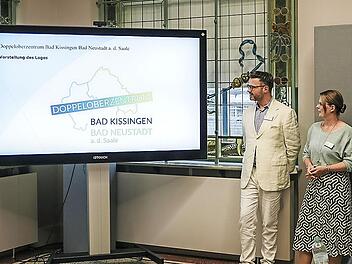 Die Wirtschaftsförderer von Bad Kissingen, Sebastian M. Bünner, und Bad Neustadt an der Saale, Constanze Katzenberger, präsentierten beim Netzwerktreffen das neue Logo des Doppeloberzentrums Bad Kissingen/Bad Neustadt a. d. Saale.