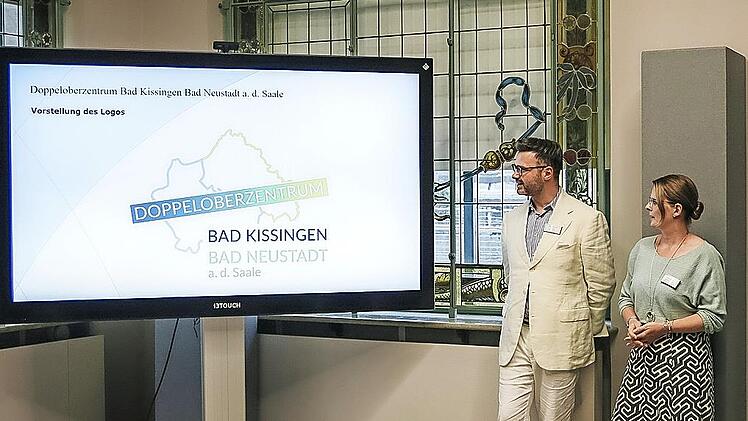 Die Wirtschaftsförderer von Bad Kissingen, Sebastian M. Bünner, und Bad Neustadt an der Saale, Constanze Katzenberger, präsentierten beim Netzwerktreffen das neue Logo des Doppeloberzentrums Bad Kissingen/Bad Neustadt a. d. Saale.