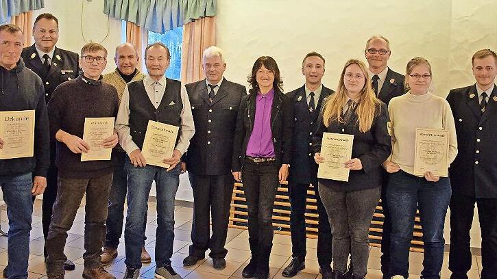Auf dem Foto von links nach rechts: Bernd Lorenz, Michael Kannengie&szlig;er, Norbert Hofmann, Joachim Ru&szlig;, Heinz Kossert, Bernd Weich, Christine Frie&szlig;, Mario Sterzer, Michelle Valita, Heiko Heierth, Simone Weich, Fabian Weich.