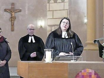Pfarrerin Sandra Strunz bei ihrer Einf&uuml;hrung am Altar der Erl&ouml;serkirche.