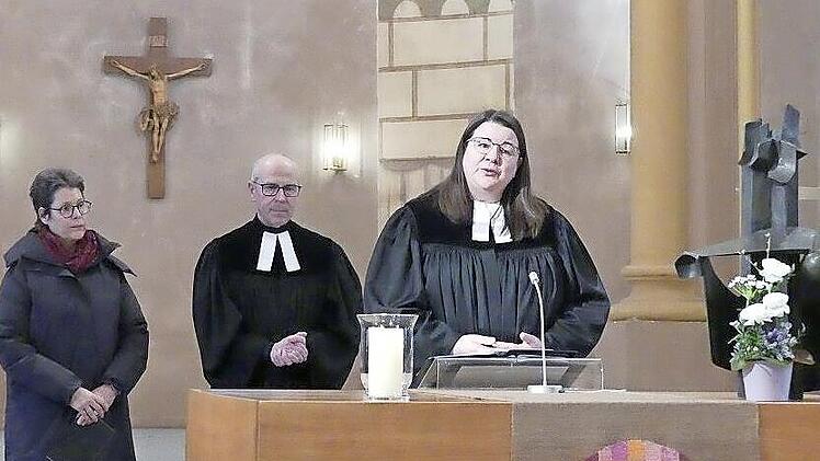 Pfarrerin Sandra Strunz bei ihrer Einf&uuml;hrung am Altar der Erl&ouml;serkirche.